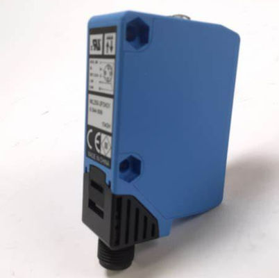 Sensor fotoeléctrico compacto SICK W250-2P2431 con luz roja visible y número de pieza 6044699
