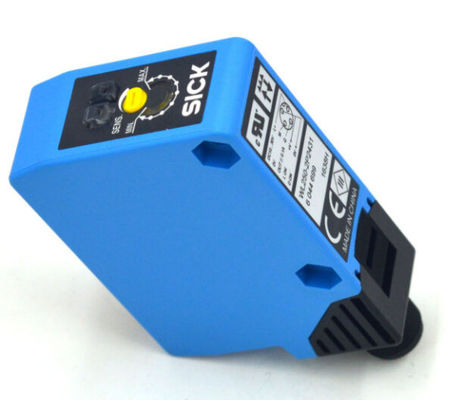Sensor fotoeléctrico compacto SICK W250-2P2431 con luz roja visible y número de pieza 6044699