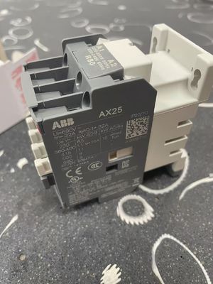 Contactor AC ABB AX25-30-10-80 unipolar con señal de un solo extremo y clase de protección IP67 para un rendimiento duradero