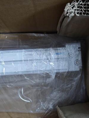 Cilindro de accionamiento neumático guiado FESTO DGC-K-25-600-PPV-A